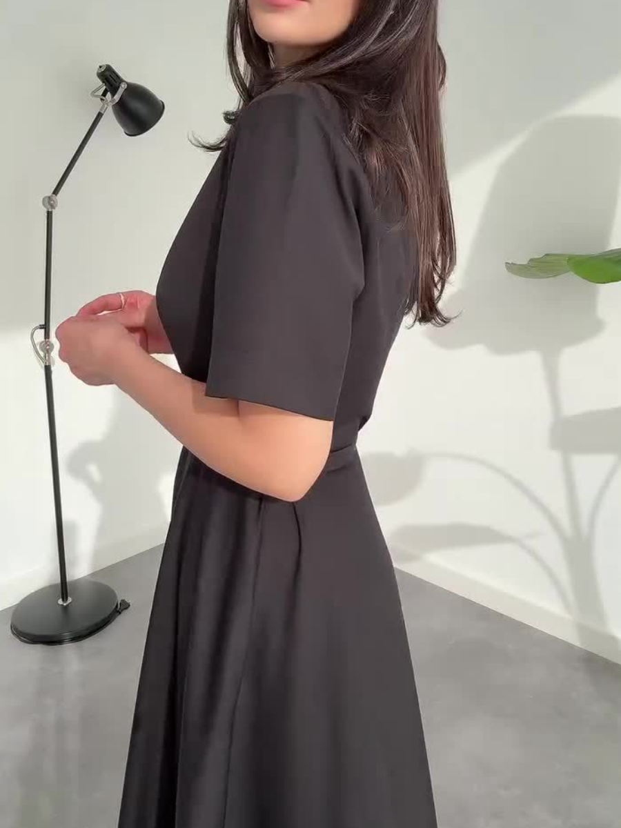 Flattering V-Neck Black Maxi Dress with Defined Waist